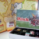 RISK GAME SET  0111..
